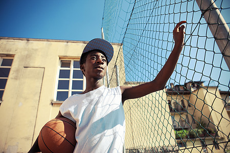 街头篮球青年学生种族围栏篮球青少年文化水平男生栅栏背景图片