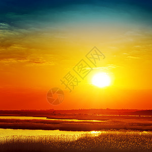 河上金色的日落戏剧性风景天空魔法天气天堂阳光反射墙纸橙子图片