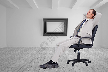 坐在椅子上的商务人士的侧视面图像综合成像人士屏幕套装夹克计算机旋转木地板地板商务领带图片