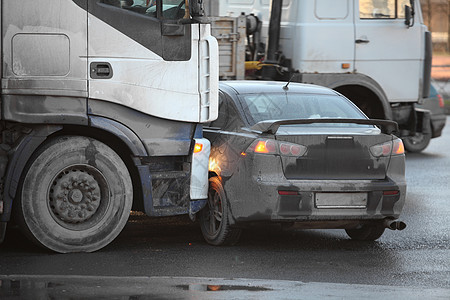 冲撞卡车和汽车运输损害脑袋酒精事故城市速度车辆交通危险图片