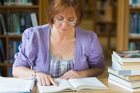 在图书馆书桌求学的女未成年学生人数书柜红发刘海教育成人教育大学桌子学习架子短发图片