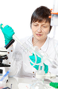生物或医学实验室中的科学家工作情况女孩药品眼镜工人技术女士研究员手套管子塑料图片