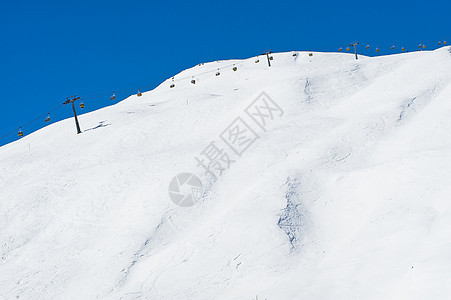 滑雪斜坡沿线的椅子拖车图片