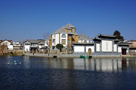 中国云南省埃海湖和达利附近农村风景蓝色植物地平线农场天空房子太阳乡村牧场土地图片