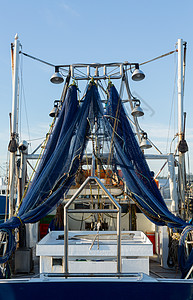 蓝渔网或拖网吊船航海港口商业索具码头齿轮拖网血管渔船烘干图片