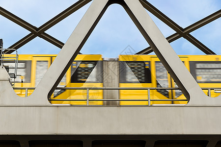 贝尔林桥上的黄黄色移动电车小时火车城市车站技术平台交通乘客速度运输图片