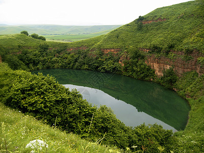 措卡湖萨马科沃湖 在考卡索斯山丘之间的夏季爬坡草地植物支撑场地绿色天气液体反射圆形背景