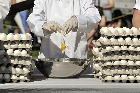 准备煎蛋卷蛋壳纸盒反射金属运输产品黄色容器厨师桌子图片