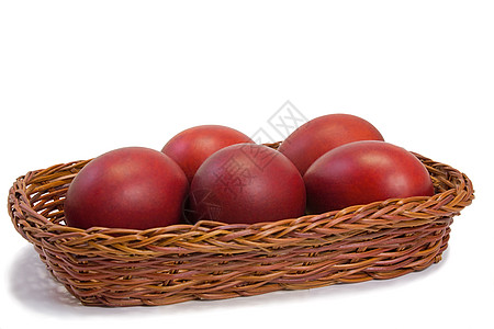 红色复活节鸡蛋在一篮子里 在白色背景上工艺季节油漆宗教庆典乐趣季节性红色美术礼物图片