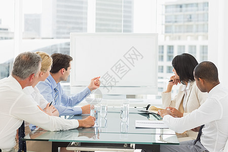 商业界人士在会议室看空白白白纸板图片