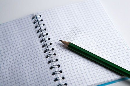 笔记本上写有铅笔商业画板黑色宏观练习簿钱包日记写作白色木头背景图片