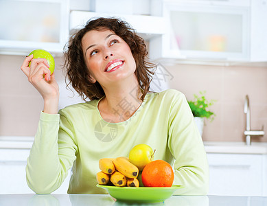 饮食概念 健康食品 年轻女性吃新鲜水果女孩护理香蕉营养重量女士食物卫生保健午餐图片