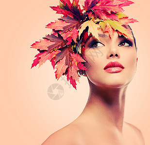 秋季妇女时装肖像 优美秋月女孩假期发型黑发造型眼睛魅力叶子橙子皮肤头发图片