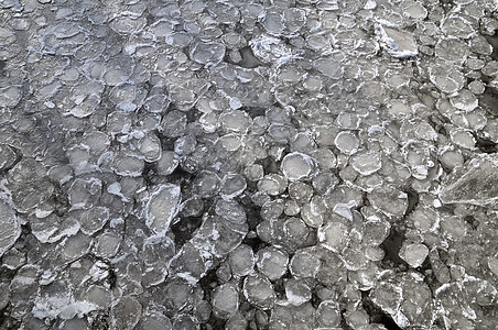 冰冻的冰冻河流裂缝雪花太阳灰色天气寒冷裂痕季节性冻结白色图片