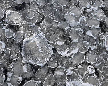 冰冻的冰冻河流灰色冻结水晶雪花裂缝寒冷白色冰川季节黑色图片
