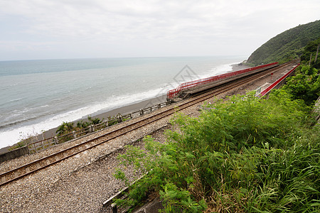 与铁路连接的海岸线车站火车过境运输海洋旅行叶子波浪爬坡技术图片