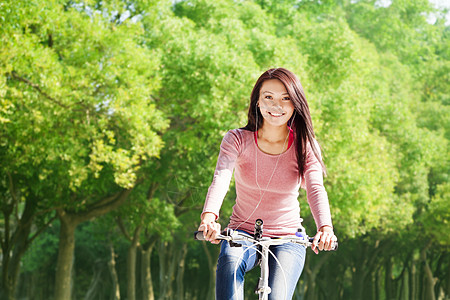 骑自行车和听音乐的青年女子图片