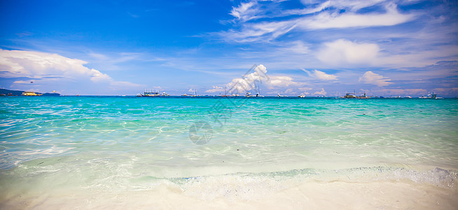 拥有绿绿水和白沙的完美热带海滩海洋假期海景日落晴天丛林阳光太阳椰子日出图片
