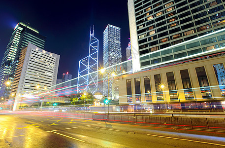 夜间在香港的交通摩天大楼建筑学时间速度公共汽车建筑城市天际市中心高峰图片