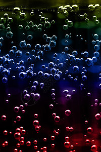 闪光饮料小滴水分下雨窗户坡度紫丁香玻璃雨滴飞沫耀斑气泡图片