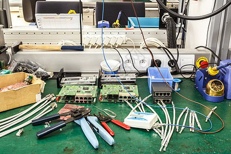 电子设备装配工作场所的车间工程师科学电子产品实验室安装生产技术员修理工工厂程序图片