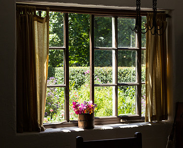 小型砖房的家具园植物公园石头窗户花朵树篱房子英语房间历史图片