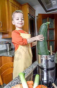 可爱的厨师 在锅里煮大菜营养蔬菜微笑童年饮食韭葱桌子烹饪男生乐趣图片