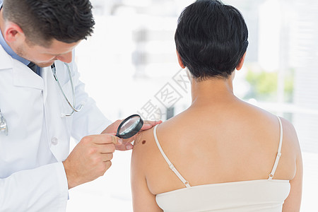 皮肤学家检查妇女乳腺瘤图片