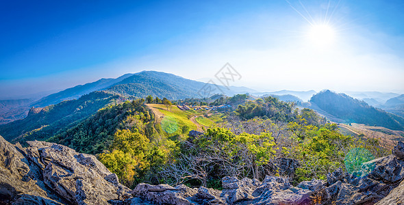 高山的景色和太阳图片