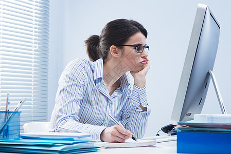 担任公职的无聊妇女压力电脑商务办公室计算机女士困惑单身白领写作图片