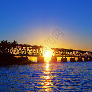 日落桥紫色日落铁路旅行地标旅游正方形日出天堂异国背景图片