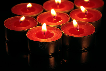 燃烧的蜡烛红蜡烛火焰发炎闪电黑色红色背景