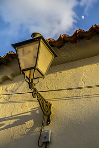 石墙上的街道灯光 西班牙传统艺术建筑花盆橙子建筑学海洋装饰品花朵房子图片