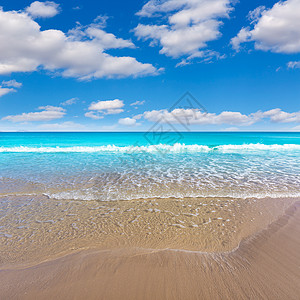 海滩 美丽的地中海社区海岸线支撑波浪地标海洋海岸假期天空白色图片