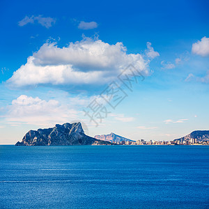 从阿利坎特的莫拉伊拉Moraira 看到的卡白鱼Ifach Penon海岸线海滩蓝色地标天空太阳晴天胰岛波浪假期图片