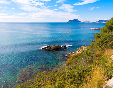 从阿利坎特的莫拉伊拉Moraira 看到的卡白鱼Ifach Penon胰岛景点支撑海滩海岸线蓝色社区波浪晴天海洋图片