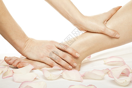 女性腿脚按摩足疗花瓣温泉白色治疗玫瑰康复背景图片