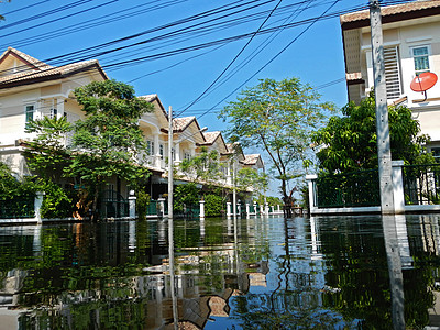 洪水淹没泰国一栋房屋热带房子灾难损失救援保险旗帜雨滴环境寺庙图片