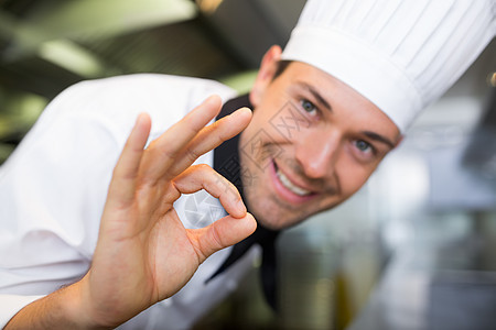 一个微笑的男性厨师 紧贴着一个微笑的男性烹饪图片