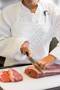 在厨房里切肉的手部中厨师烹饪职业混血女性餐厅切菜板食物工作柜台图片