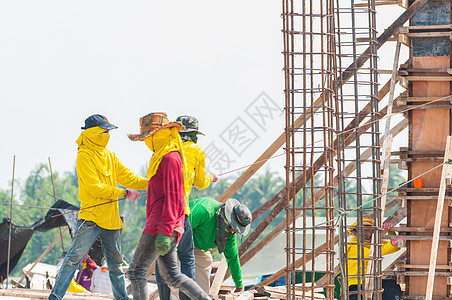 建筑工地的工人建造男人脚手架平台安装工作职员职场头盔海拔图片