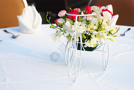 桌上花朵花瓶梳妆台照片水果花束家具植物群窗户桌子厨房框架图片