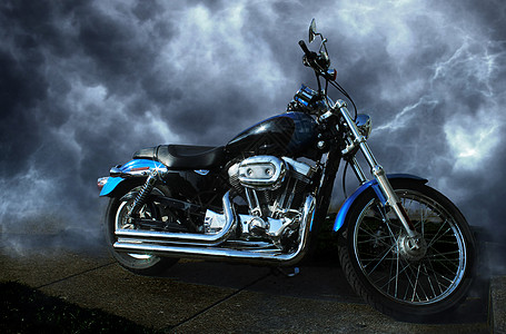 风暴时的摩托车背景图片