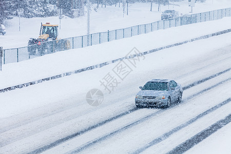 路边的暴风雪街道风暴旅行路线城市气候降雪天气雪花运输图片