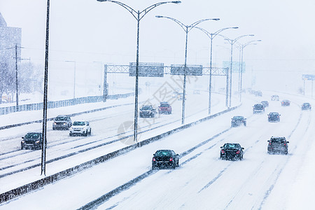 路边的暴风雪街道天气雪花薄片旅行气候状况风暴路线季节图片