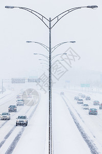 暴风雪期间的对称公路照片季节降雪气候路线雪花车辆运输交通天气中心图片