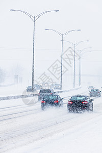 路边的暴风雪雪花汽车季节气候旅行交通街道降雪薄片城市图片