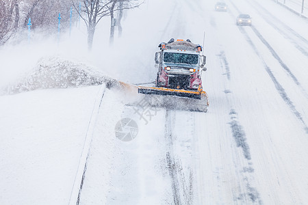 雪暴期间从高速公路上撤走的雪雪天气降雪车辆耕作暴风雪街道状况雪花运输路线图片