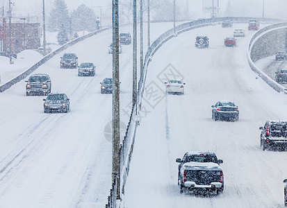 路边的暴风雪路线气候降雪季节薄片天气车辆运输汽车状况图片