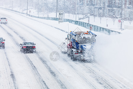 雪暴期间从高速公路上撤走的雪雪车辆路线天气气候季节交通街道薄片城市状况图片